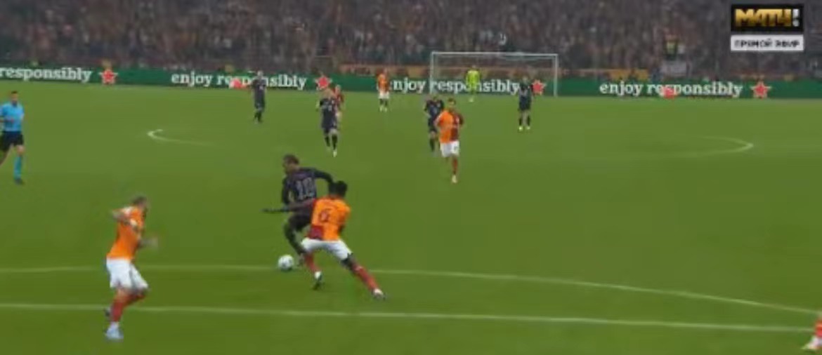 包含法国碾压皇马，萨内完成帽子戏法的词条